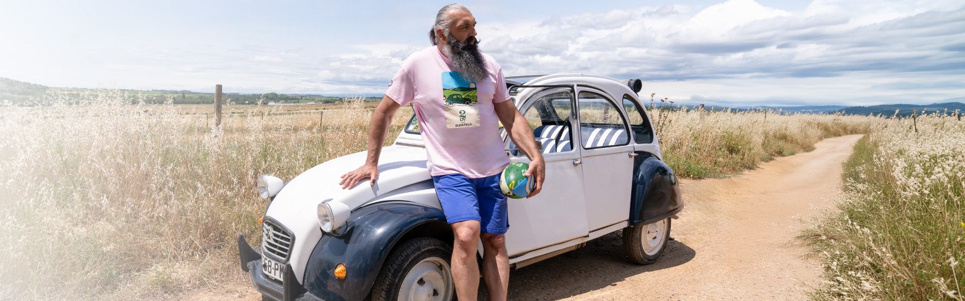 Sébastien Chabal devant une Citroën 2CV, habillé en Ruckfield !